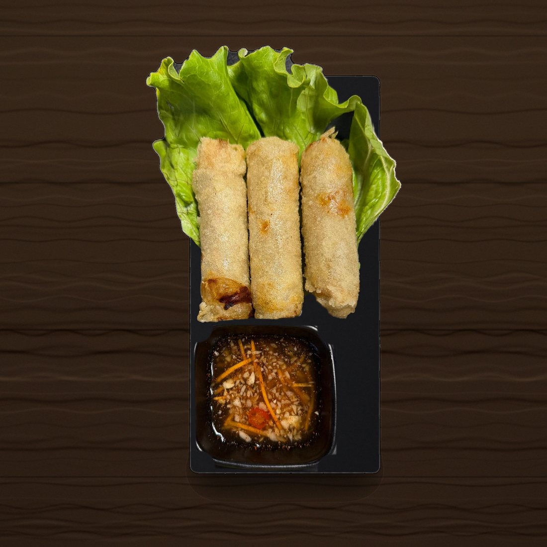 Trois nems au poulet avec salade et sauce nuoc-mam